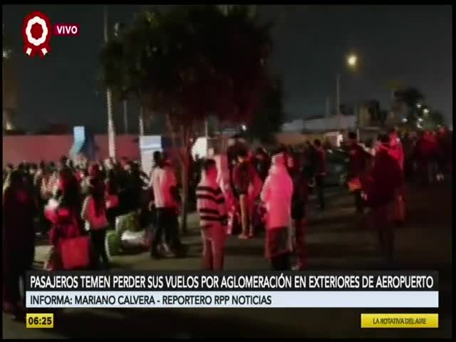 Pasajeros temen perder sus vuelos por aglomeración en exteriores de aeropuerto