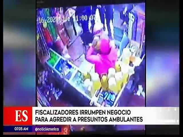 Fiscalizadores irrumpen negocio para agredir a presuntos ambulantes