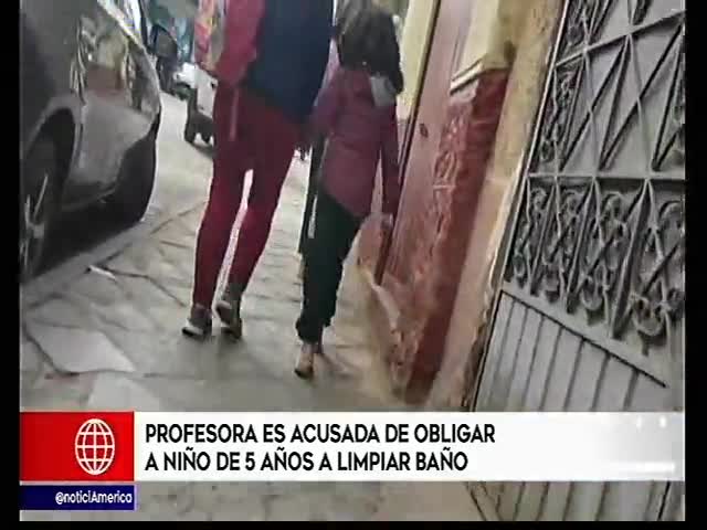 Profesora es acusada de obligar a niño de 5 años a limpiar baño 