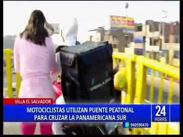 Motociclistas utilizan puente peatonal para cruzar la Panamericana Sur 