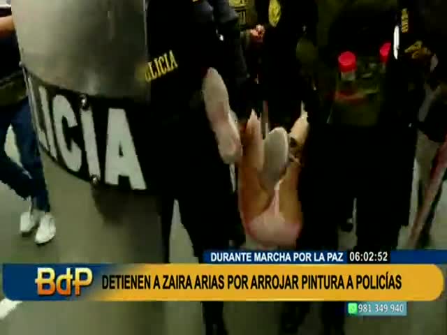 Detienen a Zaira Arias por arrojar pintura a policías 