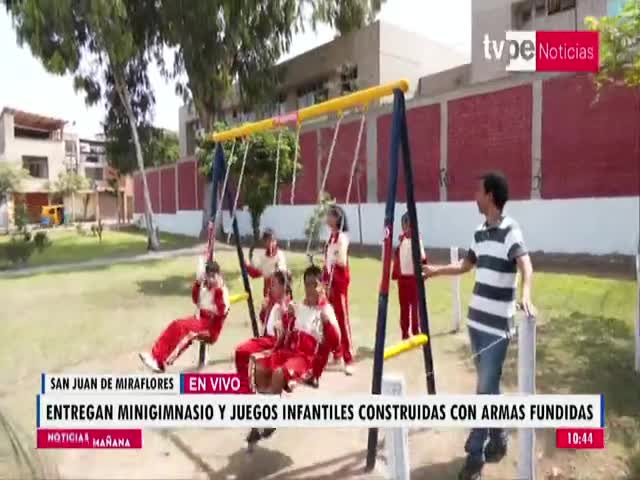 Entregan minigimnasio y juegos infantiles construidas con armas fundidas 