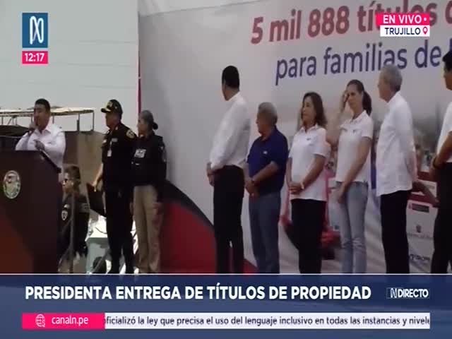 Presidenta entrega títulos de propiedad