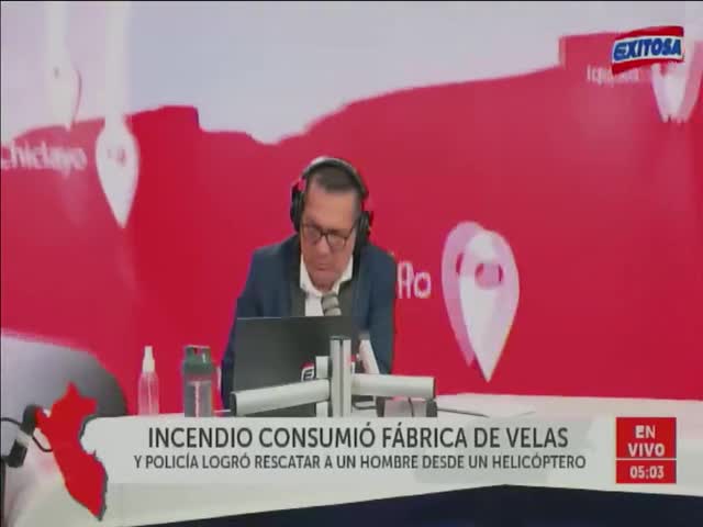 Incendio consumió fábrica de velas y policía logró rescatar a un hombre desde un helicóptero