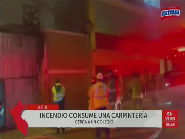 Incendio consume una carpintería cerca a un colegio 