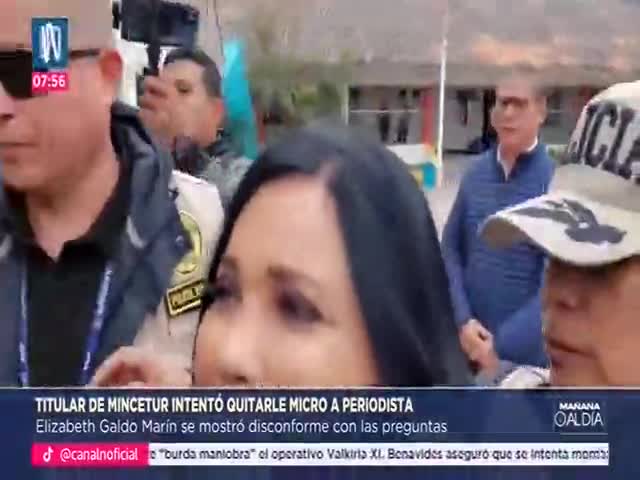 Titular del MINCETUR intentó quitarle micro a periodista 