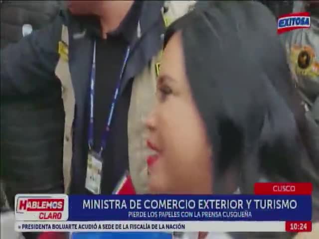 Ministra de Comercio Exterior y Turismo pierde los papeles con la prensa cusqueña