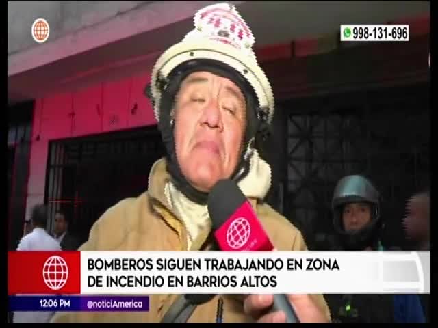 Bomberos siguen trabajando en zona de incendio en Barrios Altos 