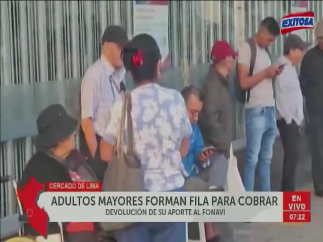 Adultos mayores forman fila para cobrar devolución de su aporte al Fonavi 