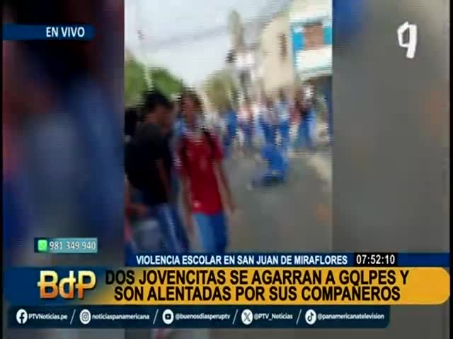 Dos jovencitas se agarran a golpes y son alentadas por sus compañeros 