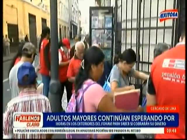 Adultos mayores continúan esperando en exteriores del Fonavi