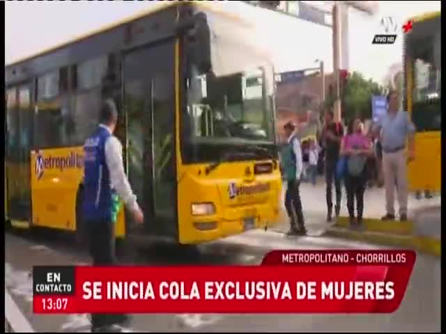 Se inicia cola exclusiva de mujeres