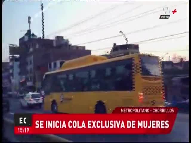 Cola exclusiva para mujeres en el Metropolitano