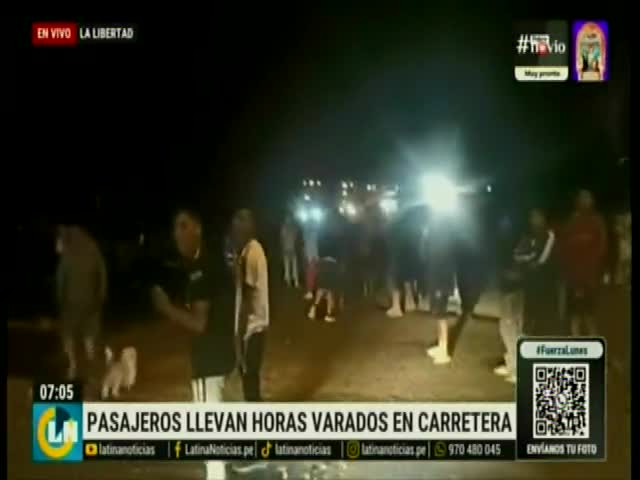 Pasajeros llevan horas varados en carretera