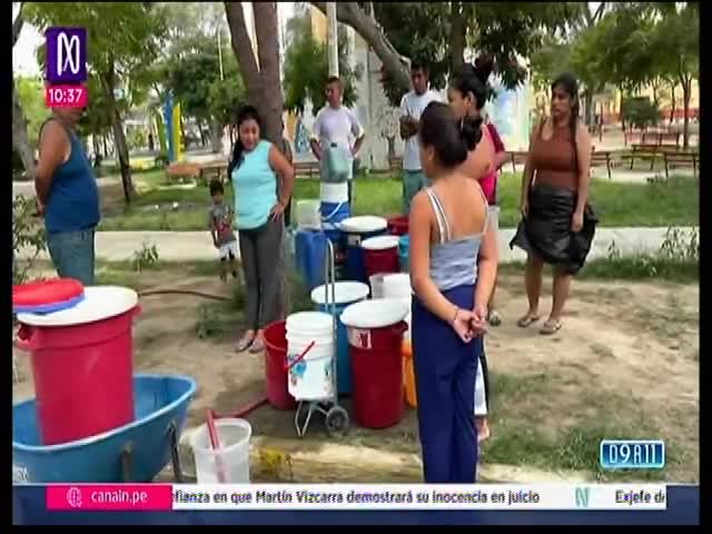 Vecinos buscan agua en parque